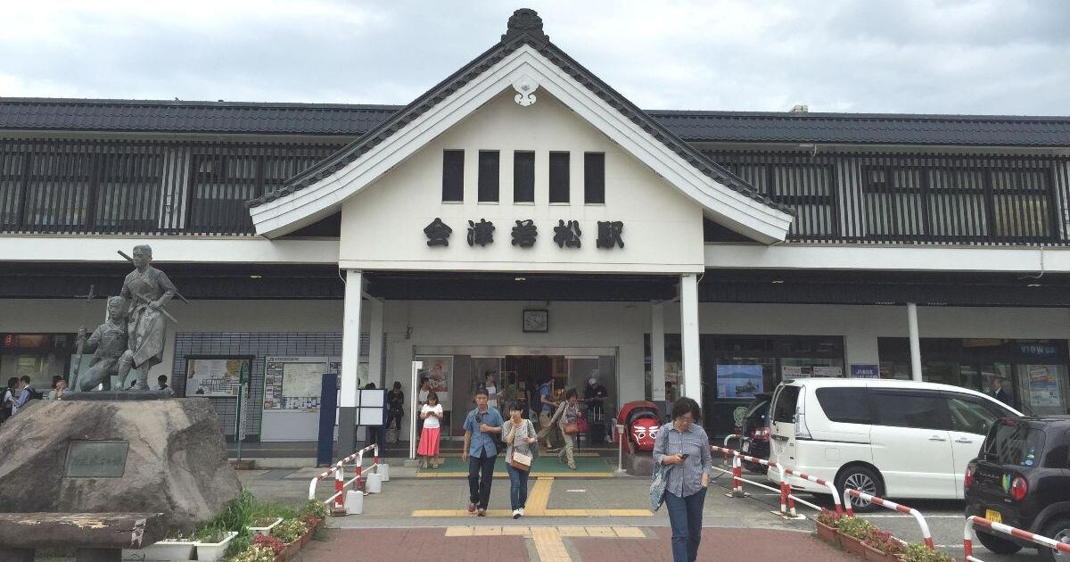 会津若松市駅前町、JR会津若松駅と駅前の白虎隊士像