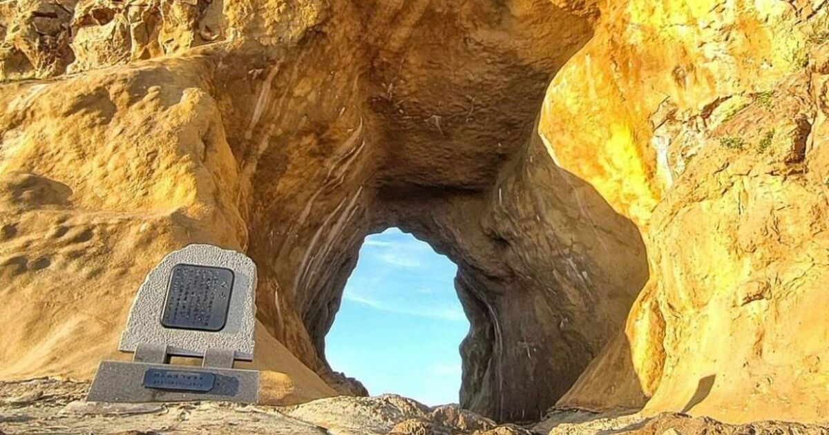 芦屋町山鹿、太古の昔からの風化で生まれたという奥行30mの洞穴、洞山