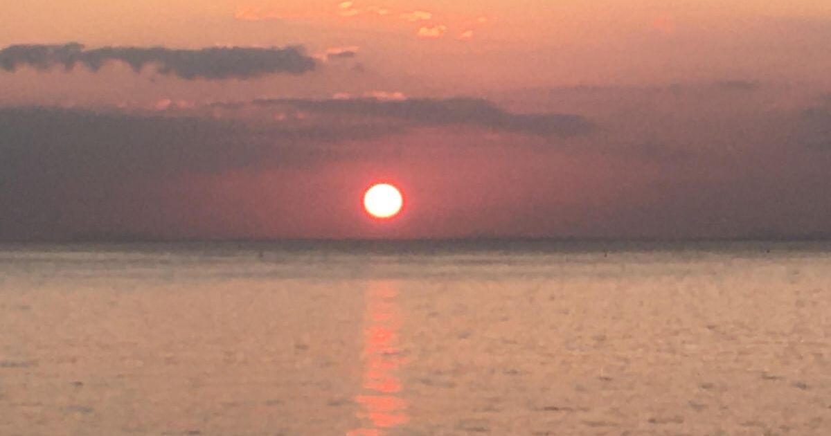 淡路市郡家、穏やかな瀬戸内海にゆっくりと沈んでいく夕陽の風景