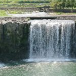 豊後大野市緒方町、のどかな田園風景の中に現れる巨大な滝、大分県百景の1つでもある原尻の滝