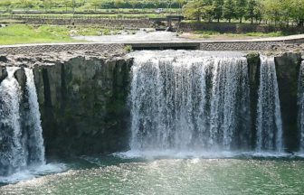 豊後大野市緒方町、のどかな田園風景の中に現れる巨大な滝、大分県百景の1つでもある原尻の滝