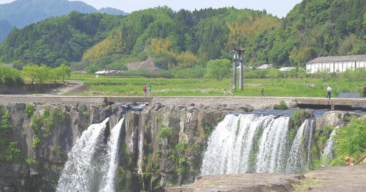 豊後大野市緒方町、田園風景の中に突如として現れる大分の名瀑、原尻の滝（日本の滝100選）