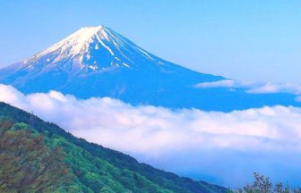 笛吹市、富士河口湖町と笛吹市にまたがる御坂峠から見る富士山