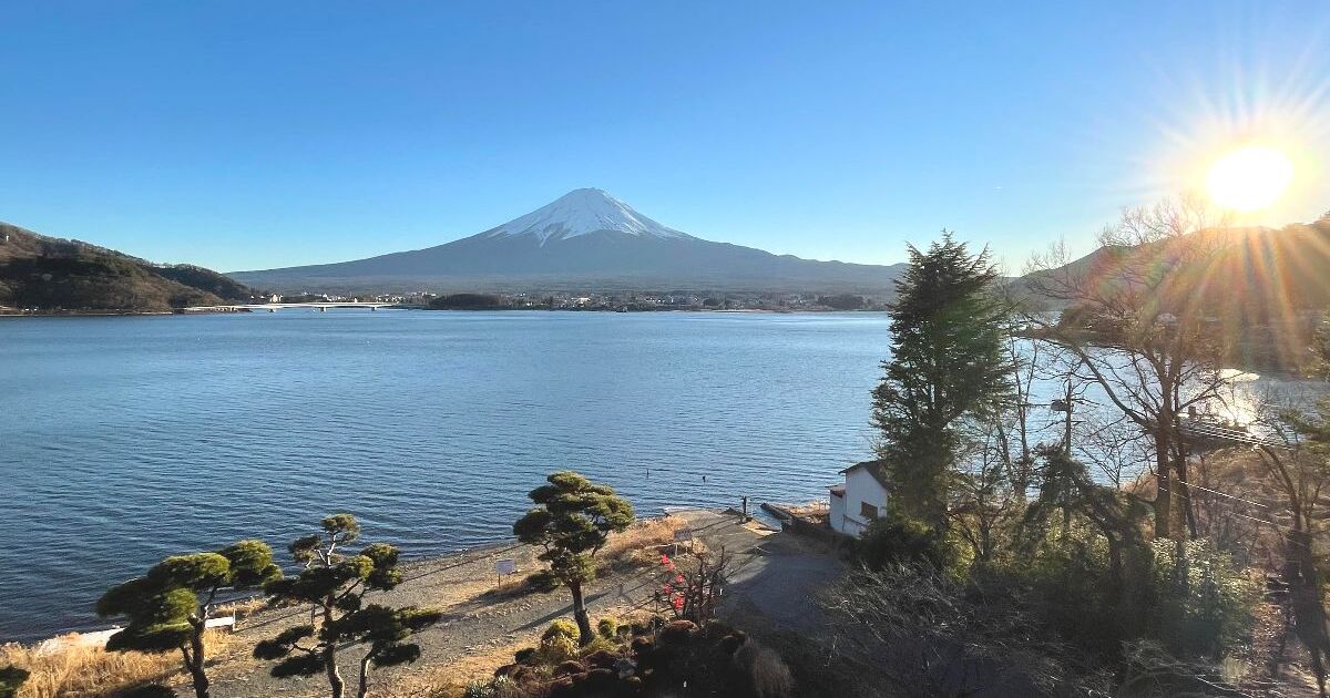 富士河口湖町、河口湖の湖面から望む世界文化遺産、富士山の絶景