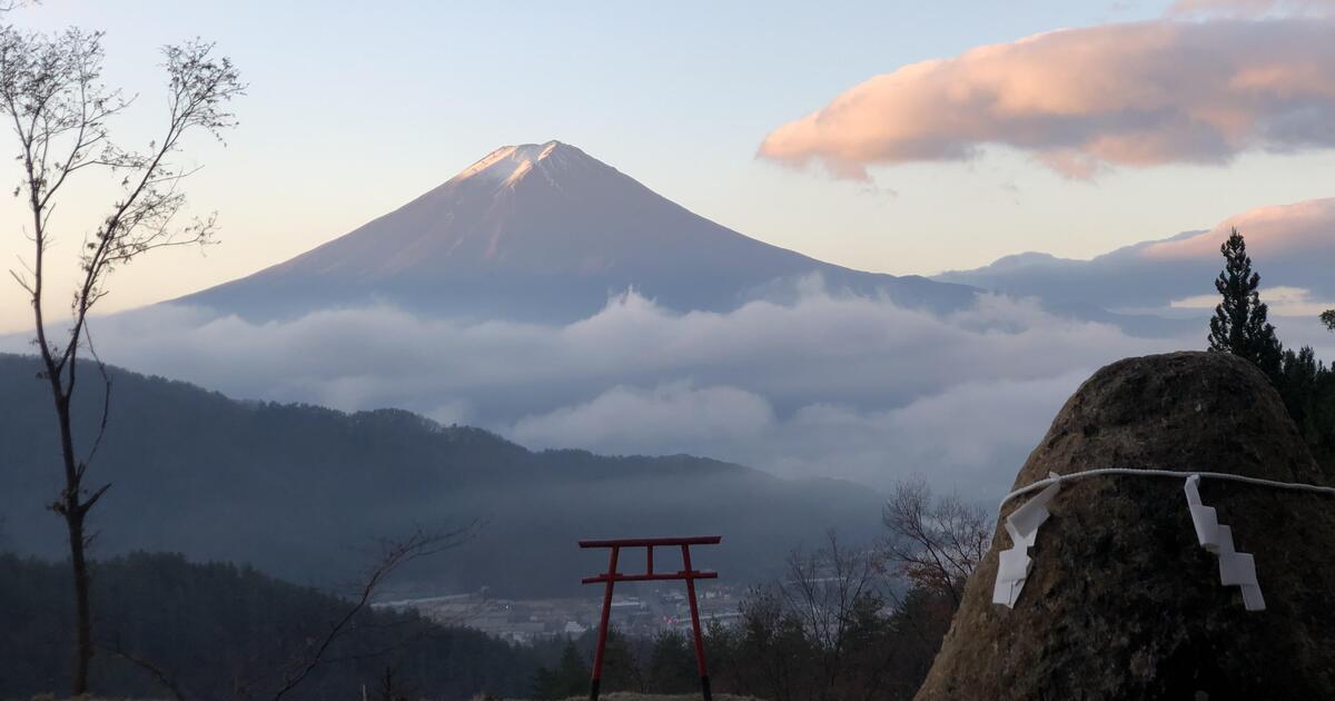 富士河口湖町、河口浅間神社の天空の鳥居