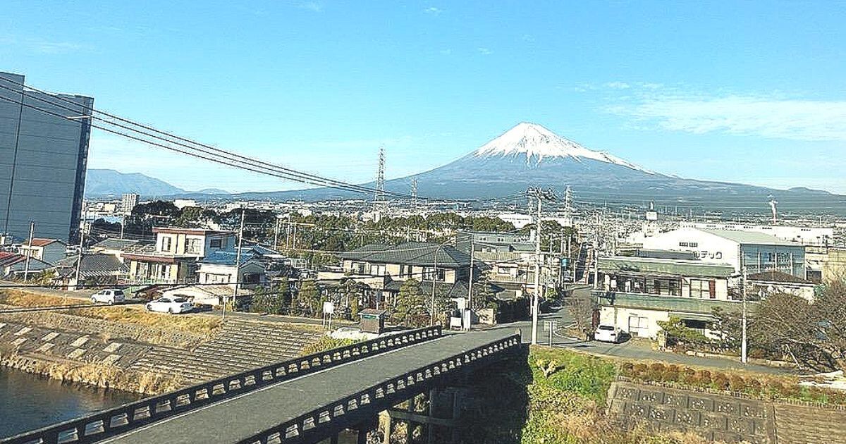 富士市の工業地域から見える富士山の風景