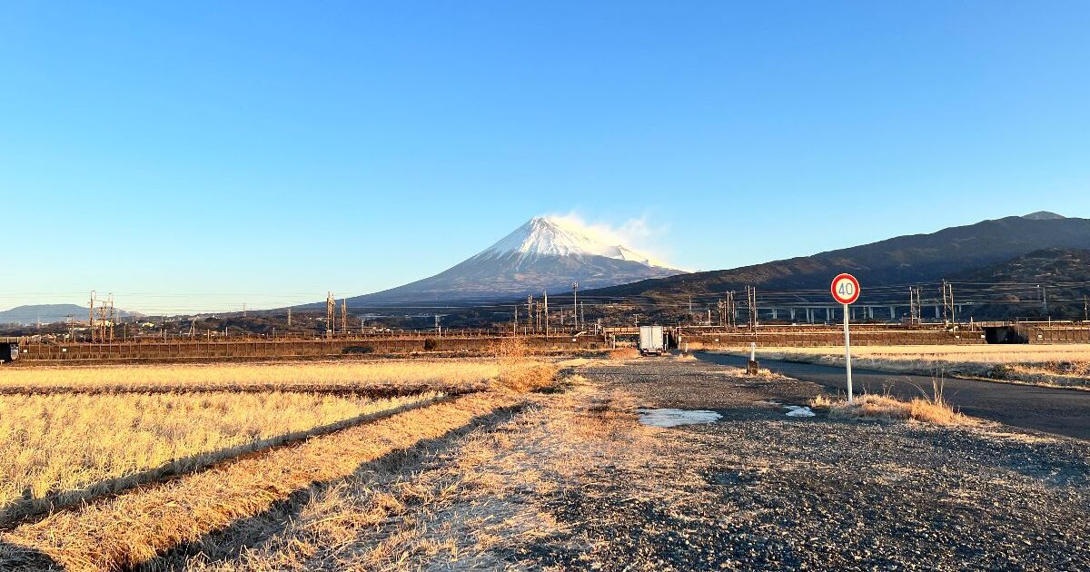 富士市内から望む、富士山の雪化粧風景