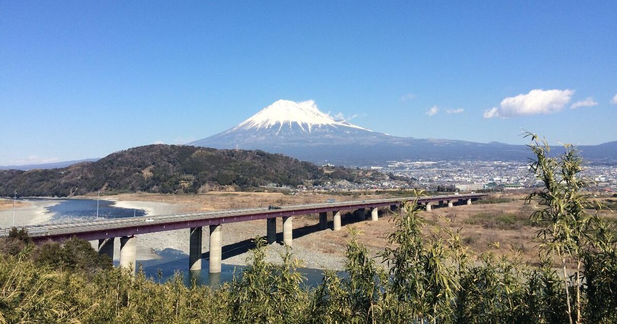 富士市岩淵、道の駅 富士川楽座から見える富士山の風景
