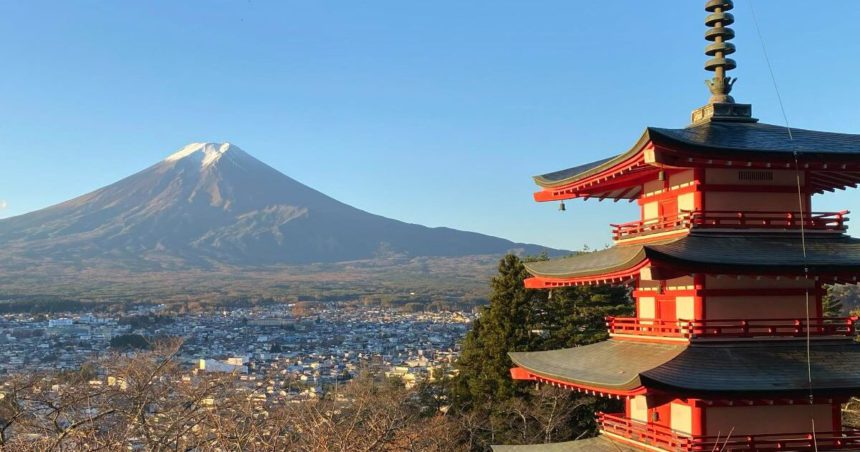 富士吉田市、新倉山浅間公園から望む五重塔・忠霊塔と富士山の景色