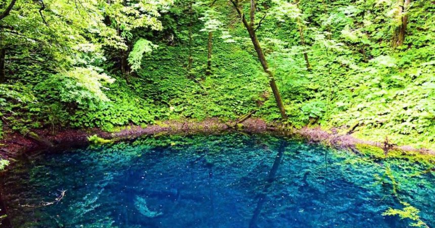 深浦町松神、世界遺産の白神山地にある神秘のコバルトブルーの池、青池