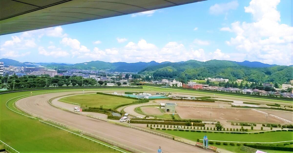 福島市松浪町、福島競馬場のコースと場内から見渡せる周辺風景