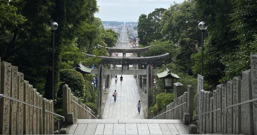 福津市、光の道で知られる宮地嶽神社の参道
