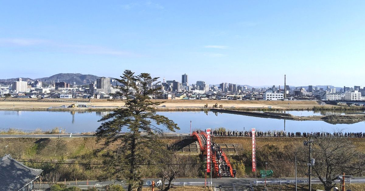 福山市草戸町、福山市を代表する国宝・明王院から見える福山市街地の風景