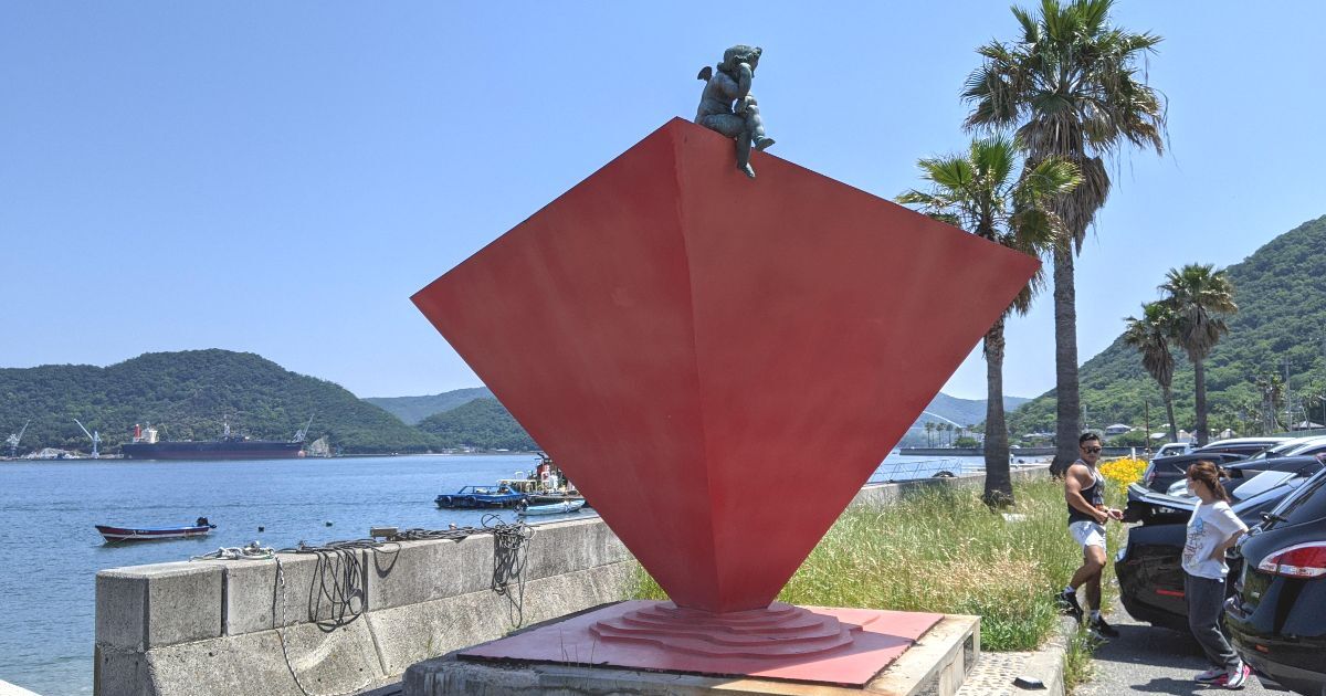 福山市内海町、広島生まれの彫刻家・高橋秀幸氏が制作した現代アート作品、海に向かう矢のエンジェル