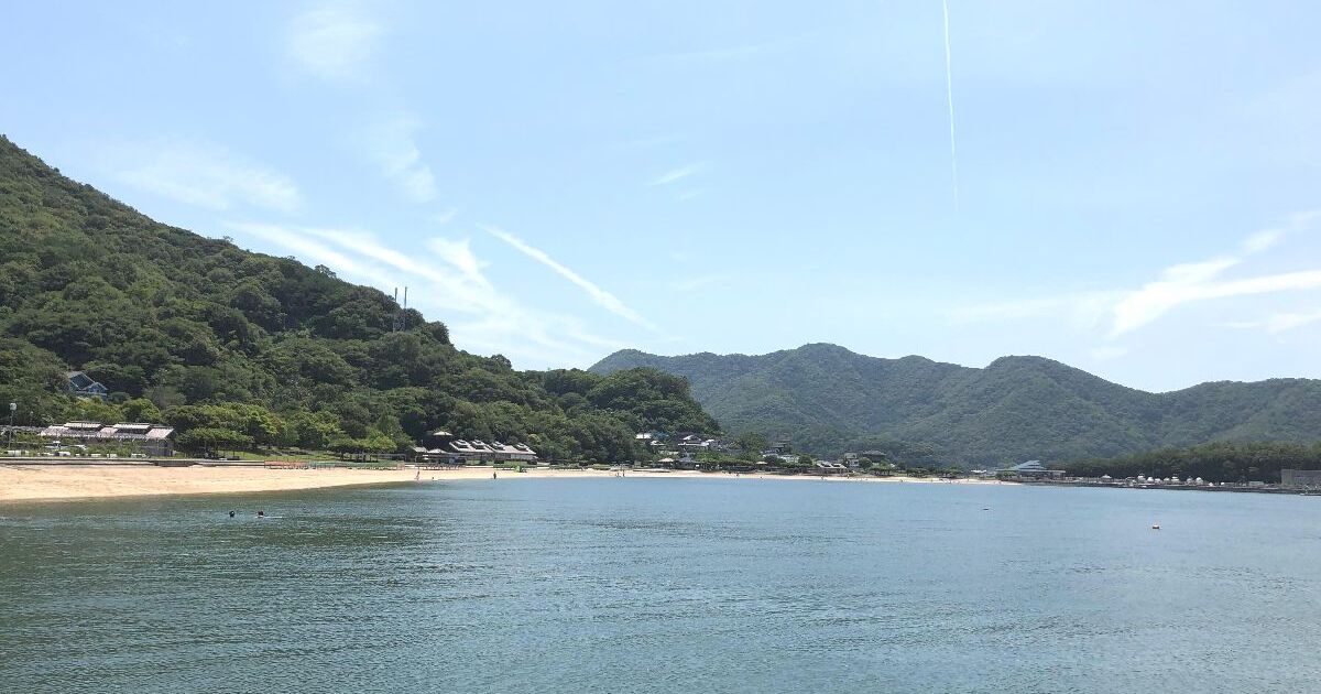 福山市内海町、瀬戸内海に浮かぶ田島の東端にある海水浴場、クレセントビーチ