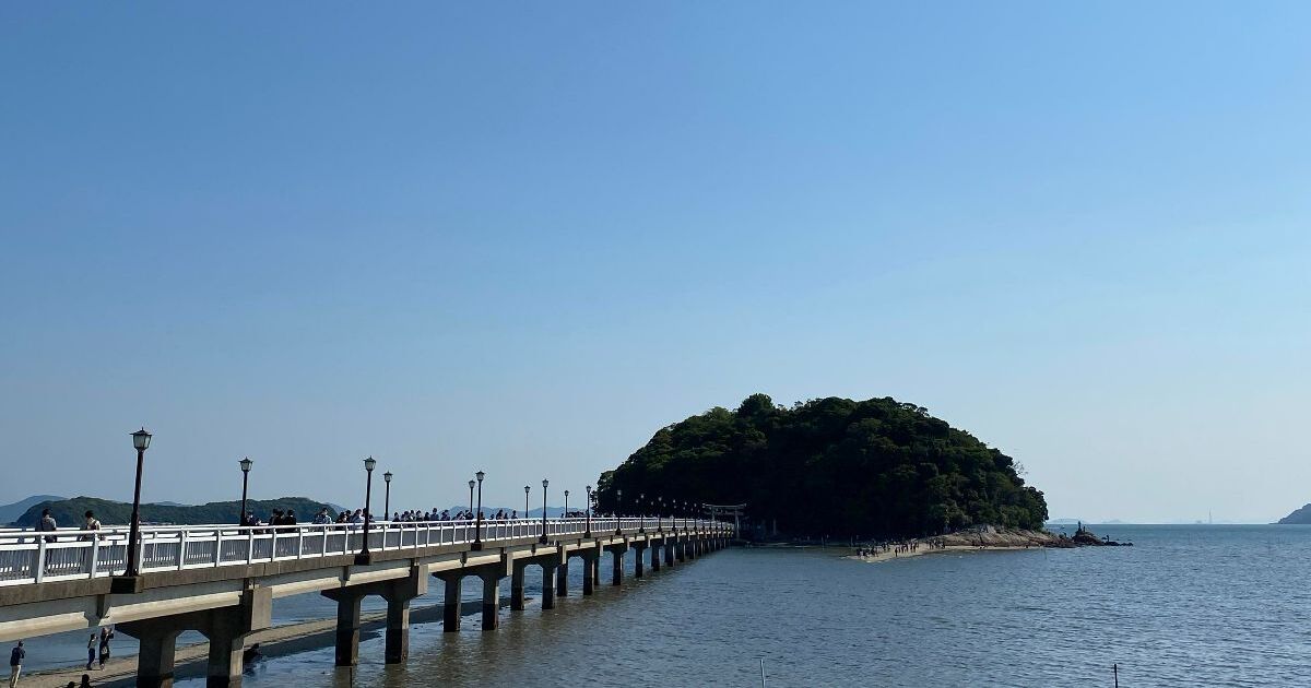 蒲郡市、三河湾に面し、潮干狩りの人気スポットにもなっている竹島