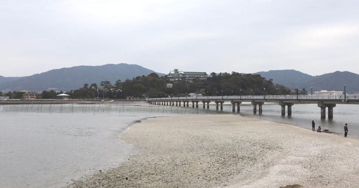 蒲郡市竹島町、島自体が国の天然記念物になっている無人島、竹島へ続く橋の風景