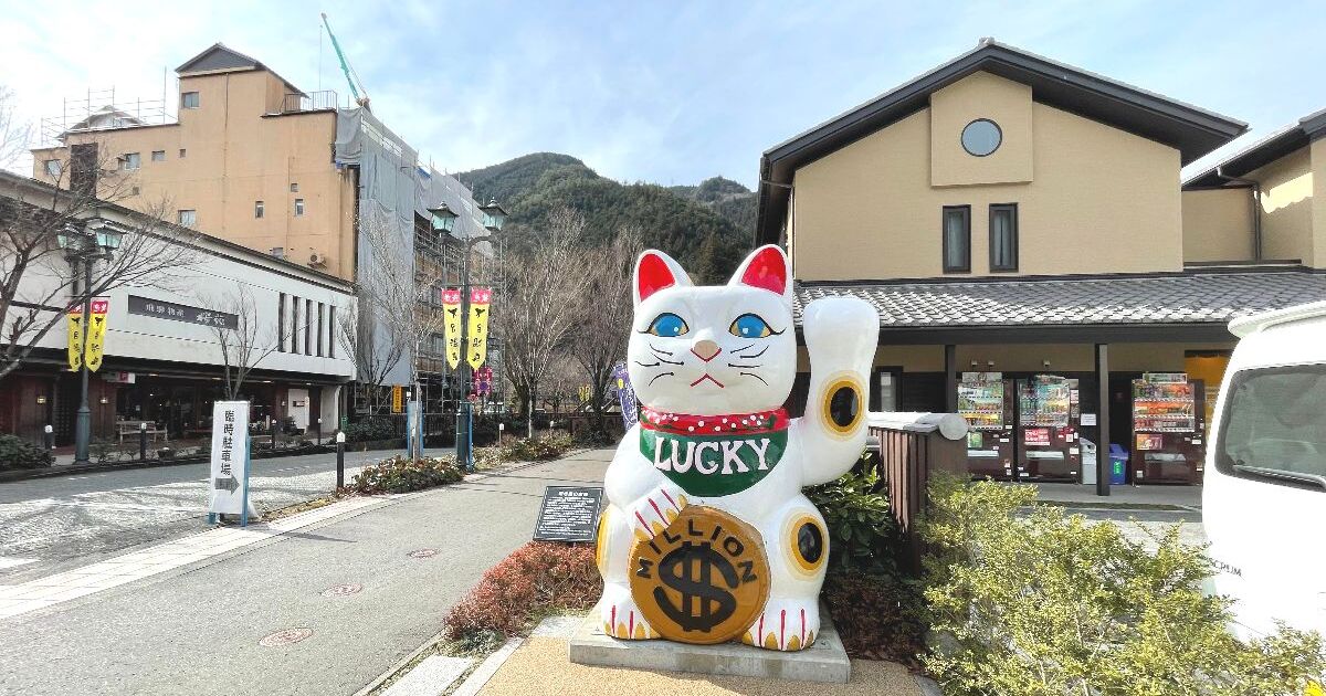 下呂市幸田、下呂温泉の土産物店、ヤマカワ招猫店前に建つ地域の目印、巨大招き猫