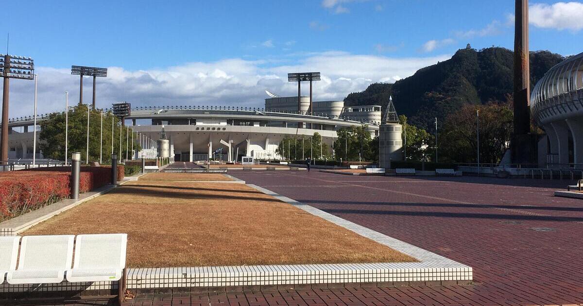 岐阜市の岐阜メモリアルセンター長良川競技場と金華山の風景