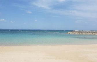 宜野湾市、宜野湾海浜公園内に作られ、砂浜の白さが美しいトロピカルビーチ