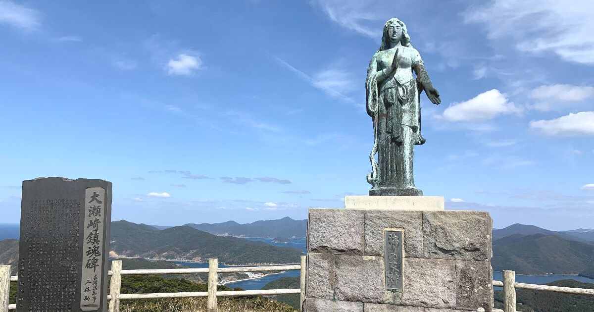 五島市玉之浦町、大瀬山山頂に建つ、海難事故の鎮魂碑と祈りの女神像