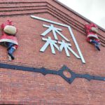 函館市末広町、毎年はこだてクリスマスファンタジーの時期に、金森赤レンガ倉庫の外壁に登場するサンタクロース