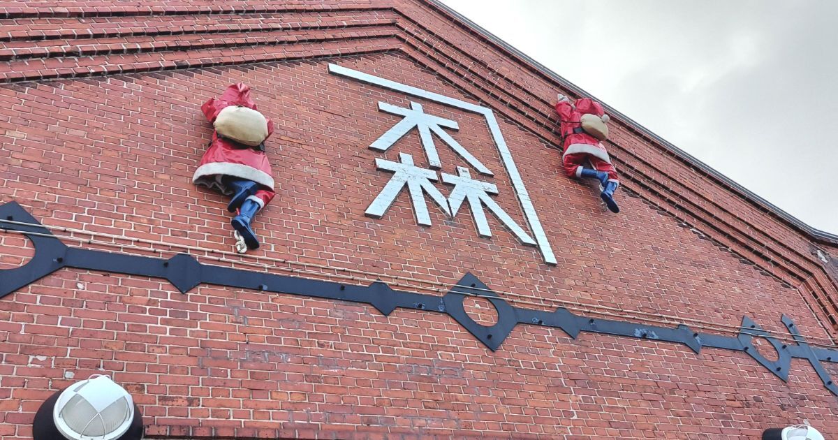 函館市末広町、毎年はこだてクリスマスファンタジーの時期に、金森赤レンガ倉庫の外壁に登場するサンタクロース