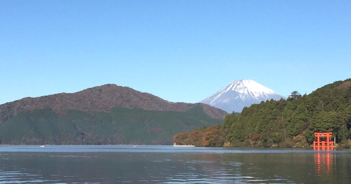 箱根町の芦ノ湖、箱根神社の鳥居と富士山の景色