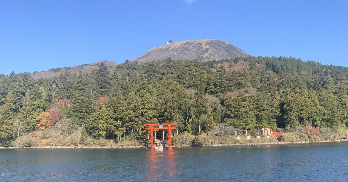 箱根町元箱根、芦ノ湖に映える箱根神社の平和の鳥居