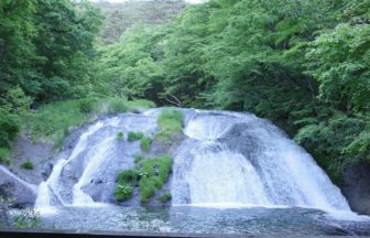 花巻市湯本、高さ8.5ｍ、幅30ｍの釜淵の滝