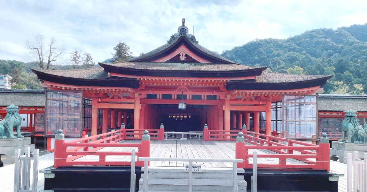 廿日市市宮島町、世界中から観光客が訪れる世界文化遺産、厳島神社の本殿風景