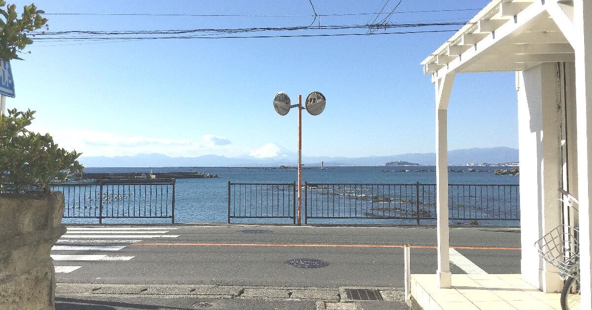 葉山町、海沿いを走る国道134号線から望む富士山と江の島の風景