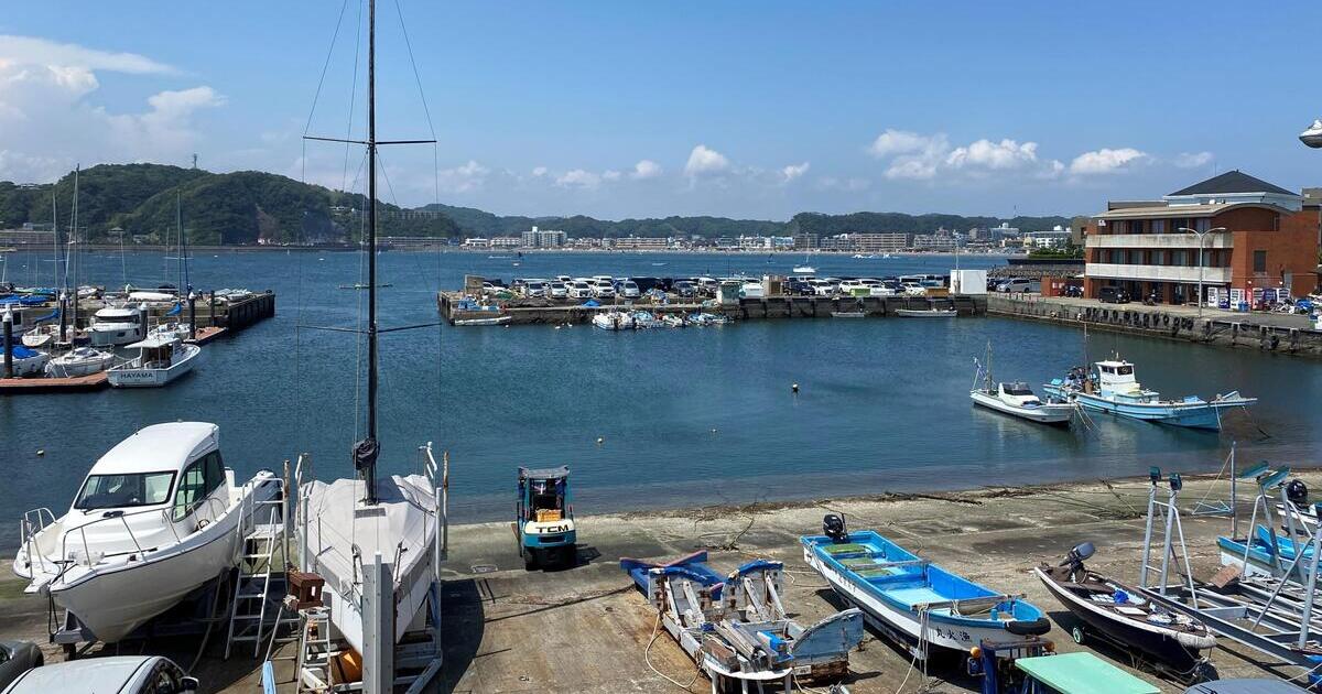 葉山町、鐙摺漁港から逗子方面を見る景色
