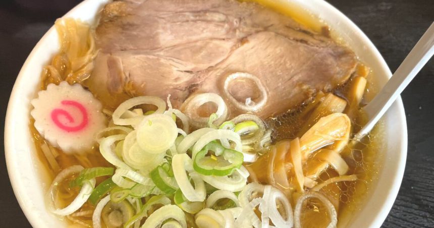 東根市中央、煮干しが利いたスープと極太麺の組み合わせの人気店、二代目高橋商店の中華そば