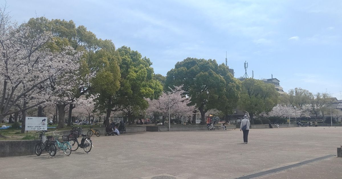 東大阪市三ノ瀬、子供向けの遊具やテニスコートなどもある三ノ瀬公園の風景