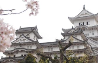 姫路市、日本初の世界文化遺産にもなった国宝・姫路城と春の桜