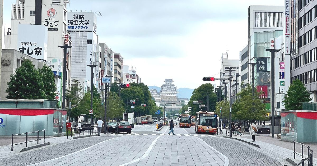 姫路市駅前町、JR姫路駅前から真正面に見える姫路城の風景