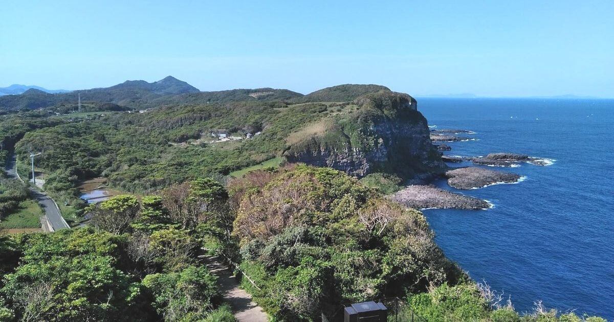 平戸市生月町、生月島の北端に位置する大バエ断崖、大バエ灯台から見える海景色