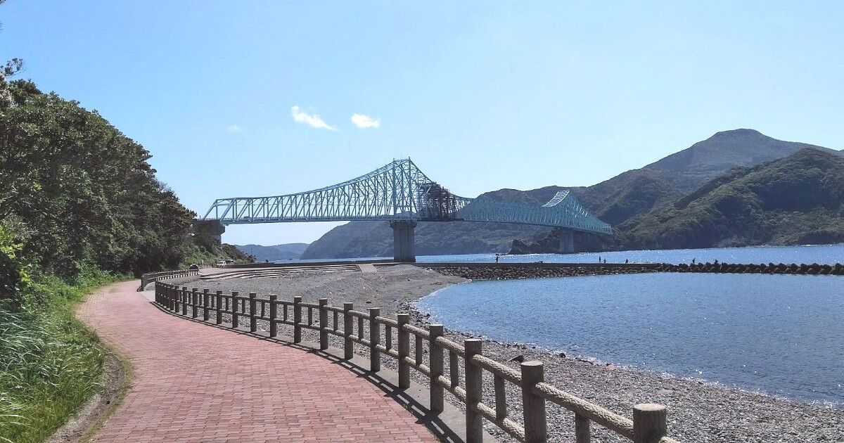平戸市生月町、辰ノ瀬戸に架かる生月大橋と公園遊歩道の風景
