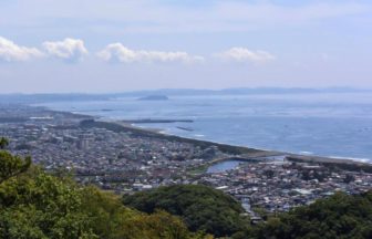 平塚市、湘南平から見る街と相模湾の風景