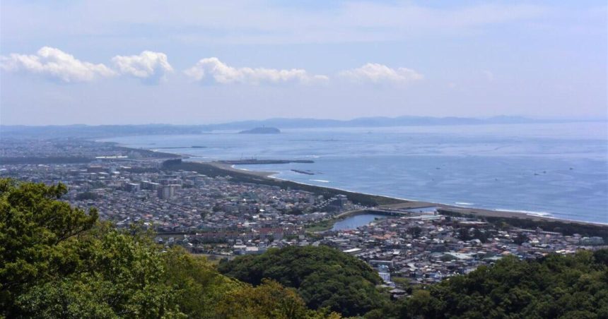 平塚市、湘南平から見る街と相模湾の風景