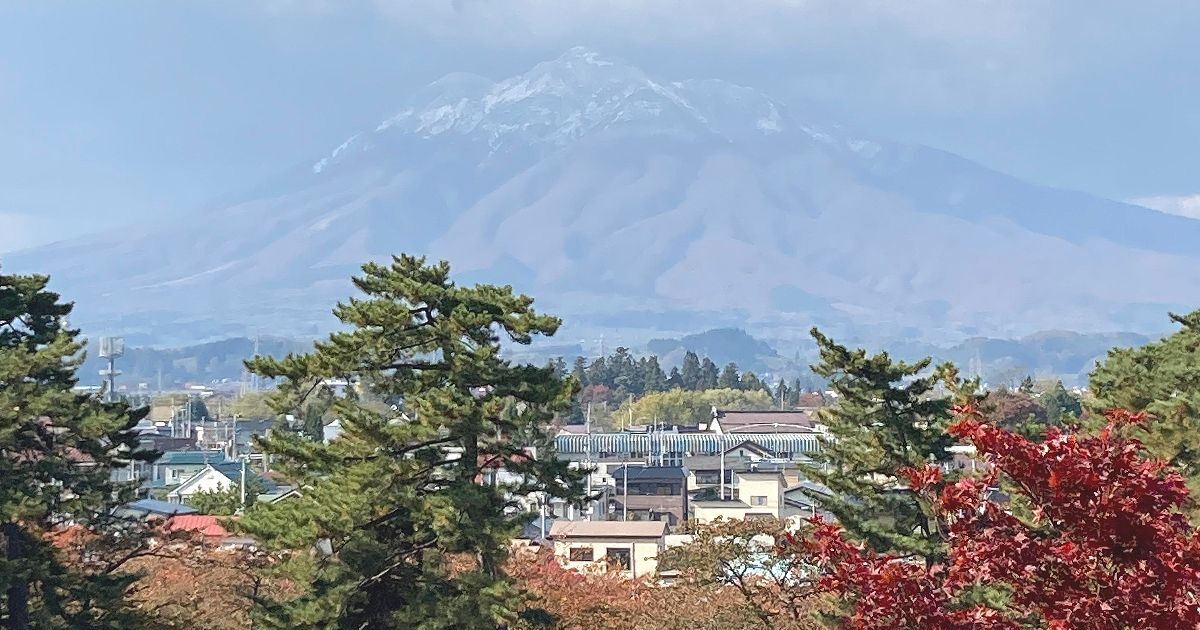 弘前市内から見える津軽のシンボル、岩木山の山並み
