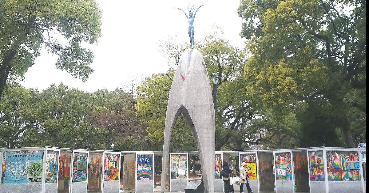 広島市中区中島町、広島平和記念公園内にある平和祈念の象徴、原爆の子の像