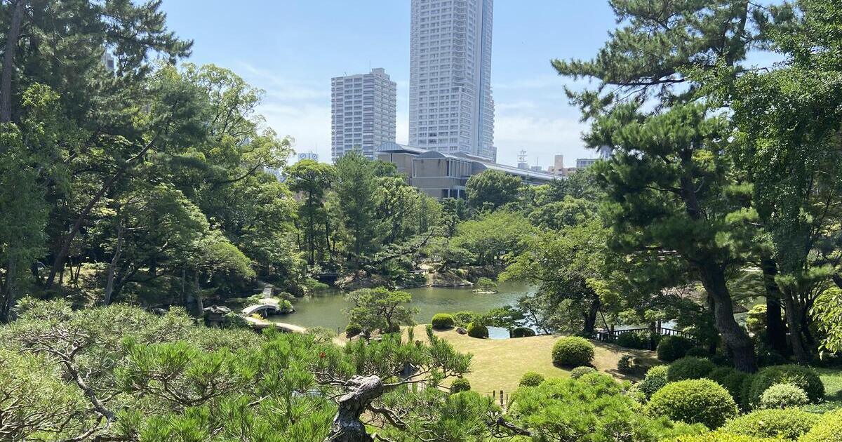 広島市中区上幟町、縮景園の庭園から望む市内の風景