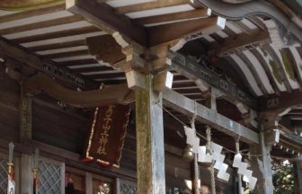常陸大宮市と栃木県那珂川町の県境にまたがって位置する鷲子山上神社