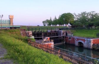稲敷市、日本最後の煉瓦・石組構造の閘門ながら、現在も現役使用中の横利根閘門