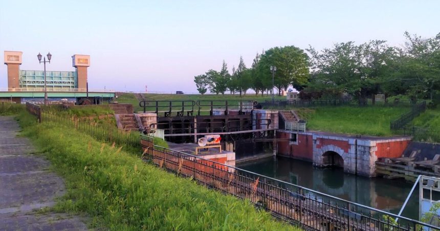 稲敷市、日本最後の煉瓦・石組構造の閘門ながら、現在も現役使用中の横利根閘門