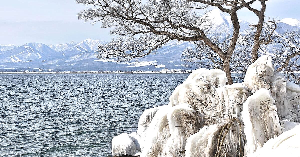 猪苗代町、猪苗代湖と冬のしぶき氷の風景