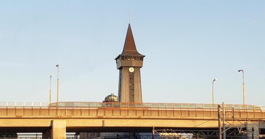 印西市若萩、関東の駅100選に選ばれている印旛日本医大駅の時計塔