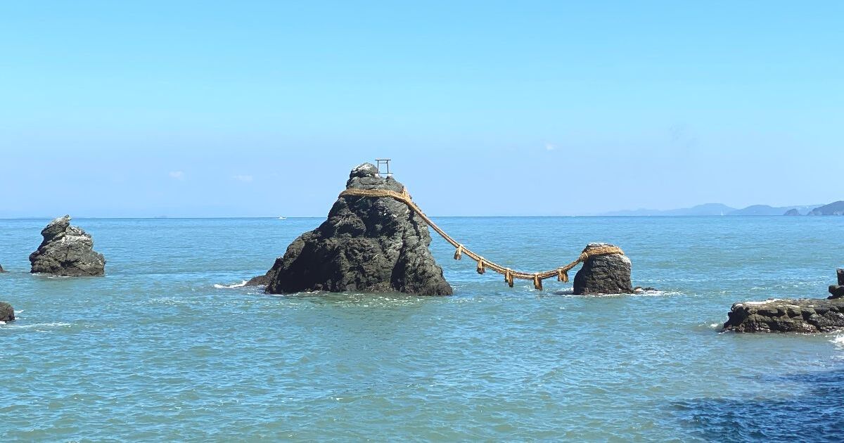 伊勢市二見町江、男岩と女岩が寄り添うような姿から、縁結びのシンボルになっているスポット、二見興玉神社の夫婦岩